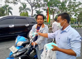 Kabut Asap Tidak Kunjung Reda, BPBD Rohul Bagi Masker