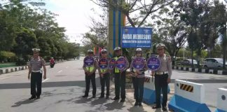 Tertib Berlalu Lintas, Polisi di Rohul Bagikan Helm dan Jaket Gratis ke Pengendara
