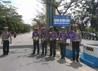 Tertib Berlalu Lintas, Polisi di Rohul Bagikan Helm dan Jaket Gratis ke Pengendara