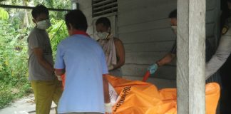 Diduga Kena Stroke, Mayat Seorang Pria di Rohul Ditemukan Sudah Membusuk Jenazah H Muhammad Saleh alias Kumpen akan dibawa ke RSUD Rohul untuk dilakukan visum