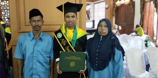 Diwisuda dan Raih Gelar Sarjana Bukan Akhir Dari Perjuangan Usai diwisuda, Alfa Syahputra SM foto bersama dengan kedua orangtuanya