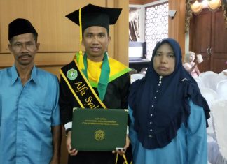 Diwisuda dan Raih Gelar Sarjana Bukan Akhir Dari Perjuangan Usai diwisuda, Alfa Syahputra SM foto bersama dengan kedua orangtuanya
