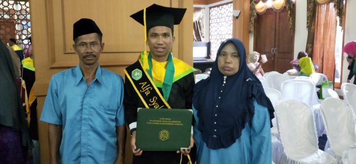 Usai diwisuda, Alfa Syahputra SM foto bersama dengan kedua orangtuanya