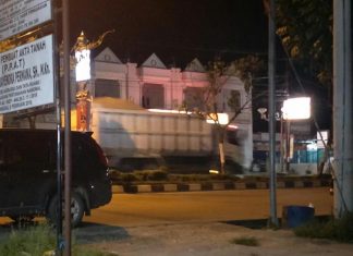 Masyarakat Rohul Kecewa, Mobil Truck Tronton Melintas Ditengah Kota