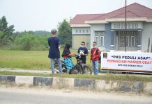 Asap Semakin Parah, Anggota DPRD Rohul Turut Gelisah anggota DPRD Rokan Hulu, dari fraksi PKS, H Depredi Kurniawan saat membagi masker kepada masyarakat