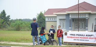 Asap Semakin Parah, Anggota DPRD Rohul Turut Gelisah anggota DPRD Rokan Hulu, dari fraksi PKS, H Depredi Kurniawan saat membagi masker kepada masyarakat