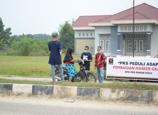 Asap Semakin Parah, Anggota DPRD Rohul Turut Gelisah anggota DPRD Rokan Hulu, dari fraksi PKS, H Depredi Kurniawan saat membagi masker kepada masyarakat
