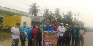 Kabut Asap Makin Tebal, Pemdes Rambah Tengah Hilir Bagikan Ribuan Masker