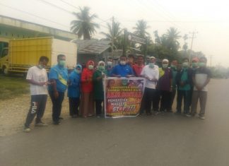 Kabut Asap Makin Tebal, Pemdes Rambah Tengah Hilir Bagikan Ribuan Masker