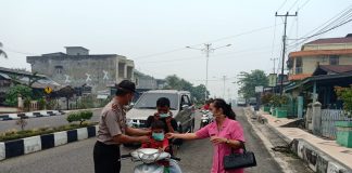 Asap Semakin Tebal, Kapolsek Rambah Bagi-Bagi Masker