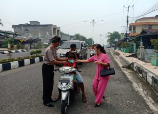 Asap Semakin Tebal, Kapolsek Rambah Bagi-Bagi Masker