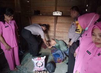 Polsek Rambah Bagi-Bagi Sembako Warga Kurang Mampu Polsek Rambah Bagi-Bagi Sembako Warga Kurang Mampu