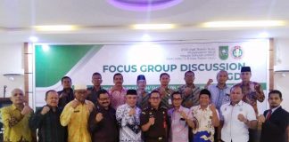 Diikuti Seluruh Kepala SLTA, PGRI Rohul Gelar Focus Group Discussion Ketua PGRI Rohul, DR Adolf Bastian MPd foto bersama dengan seluruh kepala SLTA se Rohul