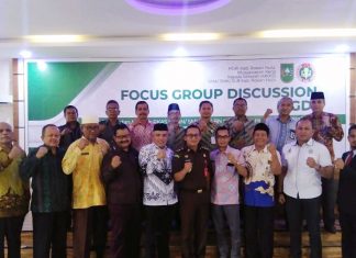 Diikuti Seluruh Kepala SLTA, PGRI Rohul Gelar Focus Group Discussion Ketua PGRI Rohul, DR Adolf Bastian MPd foto bersama dengan seluruh kepala SLTA se Rohul