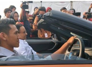 Konvoi Mobil Listrik, Anies Disopiri Pembalap Sean Gelael