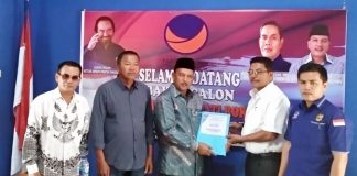 Nasdem Rohul Gelar Penjaringan, Ir H Hamulian Nasution Didampingi Puluhan Pendukung Jemput Formulir Pendaftaran Tim Penjaringan DPD II Partai Nasdem Rohul, Hendri menyerahkan Formulir pendaftaran kepada Balon Bupati Rohul 2020-2025, Ir H Hamulian Nasution