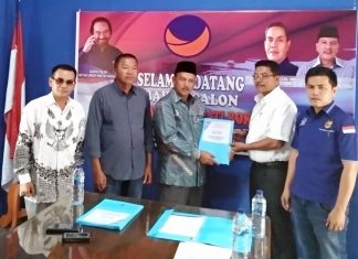 Nasdem Rohul Gelar Penjaringan, Ir H Hamulian Nasution Didampingi Puluhan Pendukung Jemput Formulir Pendaftaran Tim Penjaringan DPD II Partai Nasdem Rohul, Hendri menyerahkan Formulir pendaftaran kepada Balon Bupati Rohul 2020-2025, Ir H Hamulian Nasution