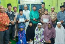 Hafal Quran Juz 30, 7 Santri Rumah Tahfiz Kepenuhan Timur Terima Reward Kades Kepenuhan Timur, Azhar As dan Pengurus Rumah Tahfiz Kepenuhan Timur foto bersama usai pembagian Reward kepada santri berprestasi
