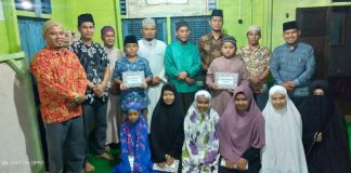 Hafal Quran Juz 30, 7 Santri Rumah Tahfiz Kepenuhan Timur Terima Reward Kades Kepenuhan Timur, Azhar As dan Pengurus Rumah Tahfiz Kepenuhan Timur foto bersama usai pembagian Reward kepada santri berprestasi