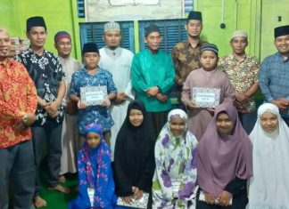 Hafal Quran Juz 30, 7 Santri Rumah Tahfiz Kepenuhan Timur Terima Reward Kades Kepenuhan Timur, Azhar As dan Pengurus Rumah Tahfiz Kepenuhan Timur foto bersama usai pembagian Reward kepada santri berprestasi