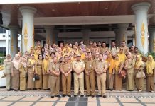 Usai Apel Pagi, Bupati Rohul Serah SK dan Penghargaan Foto bersama Bupati Rohul, H Sukiman dengan 450 PNS naik pangkat dan 30 PNS akan pensiun