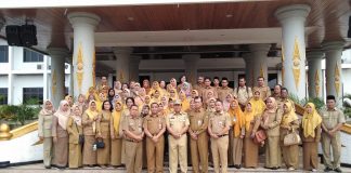 Usai Apel Pagi, Bupati Rohul Serah SK dan Penghargaan Foto bersama Bupati Rohul, H Sukiman dengan 450 PNS naik pangkat dan 30 PNS akan pensiun