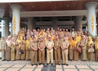 Usai Apel Pagi, Bupati Rohul Serah SK dan Penghargaan Foto bersama Bupati Rohul, H Sukiman dengan 450 PNS naik pangkat dan 30 PNS akan pensiun