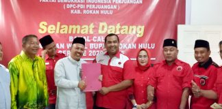 Setelah Sukiman dan Hafith, Hamulian Nasution Siap Rebut Perahu PDIP Rohul Penyerahan formulir pendaftaran dari Ketua DPC PDIP Rohul, Hardi Candra kepada Balon Bupati Rohul, H Hamulian Nasution di Kantor DPC PDIP Rohul. Rabu (18/9/2019) pagi