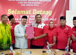 Setelah Sukiman dan Hafith, Hamulian Nasution Siap Rebut Perahu PDIP Rohul Penyerahan formulir pendaftaran dari Ketua DPC PDIP Rohul, Hardi Candra kepada Balon Bupati Rohul, H Hamulian Nasution di Kantor DPC PDIP Rohul. Rabu (18/9/2019) pagi