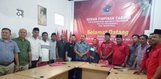 Ikut Penjaringan Balon Bupati, H Erizal ST Kembali Rajud Koalisi Bersama PDIP Usai mengambil formulir pendaftaran, Andrizal dan rombongan foto bersama dengan pengurus DPC PDIP Rohul, Kamis (19/9/2019)