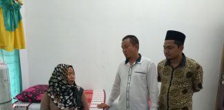 DPD PKS Rohul Sediakan Posko Siaga Korban Asap Ketua DPD PKS Rohul, H Mahmud dan Ketua Fraksi PKS, H Depredi Kurniawan tengah berkomunikasi kepada salah satu pasien yang melakukan cek kesehatan yang disediakan DPD PKS Rohul
