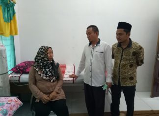 DPD PKS Rohul Sediakan Posko Siaga Korban Asap Ketua DPD PKS Rohul, H Mahmud dan Ketua Fraksi PKS, H Depredi Kurniawan tengah berkomunikasi kepada salah satu pasien yang melakukan cek kesehatan yang disediakan DPD PKS Rohul