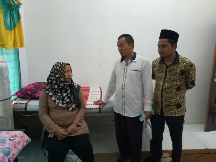Ketua DPD PKS Rohul, H Mahmud dan Ketua Fraksi PKS, H Depredi Kurniawan tengah berkomunikasi kepada salah satu pasien yang melakukan cek kesehatan yang disediakan DPD PKS Rohul