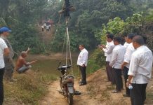 Sempat Viral, Sekda Rohul tinjau Katrol Penyebrangan Ekstrim Mirip flaying fox Sekda Rohul, H Abdul Haris SSos MSi dan rombongan tinjau Katrol Penyebrangan Ekstrim Mirip flaying fox yang sempat Viral. Rabu (18/9/2019) petang.