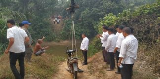 Sempat Viral, Sekda Rohul tinjau Katrol Penyebrangan Ekstrim Mirip flaying fox Sekda Rohul, H Abdul Haris SSos MSi dan rombongan tinjau Katrol Penyebrangan Ekstrim Mirip flaying fox yang sempat Viral. Rabu (18/9/2019) petang.