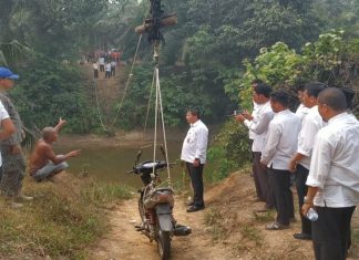 Sempat Viral, Sekda Rohul tinjau Katrol Penyebrangan Ekstrim Mirip flaying fox Sekda Rohul, H Abdul Haris SSos MSi dan rombongan tinjau Katrol Penyebrangan Ekstrim Mirip flaying fox yang sempat Viral. Rabu (18/9/2019) petang.