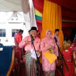 Protokoler Pemkab Rohul, H Parlaungan Siregar alias Ucok Parla dan Yani sebelum memulai upacara.