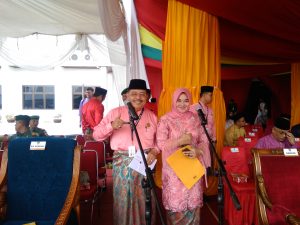 Protokoler Pemkab Rohul, H Parlaungan Siregar alias Ucok Parla dan Yani sebelum memulai upacara.