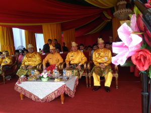 Dari kanan, Sekda Rohul, H. Abdul Haris, Bupati Rohul, Sukiman, Wakil Gubernur, H. Eddy Natar Nasution dan Ketua DPRD Rohul, Novliwanda Ade Putra menyaksikan penampilan kesenian daerah