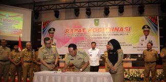 Bupati Rohul Hadiri Rakor Review Iuran Budget Sharing Program JKN-KIS Bupati Rohul, H Sukiman teken MoU yang disaksikan Gubri saat Rakor review JKS di Pekanbaru