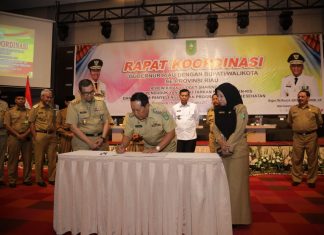 Bupati Rohul Hadiri Rakor Review Iuran Budget Sharing Program JKN-KIS Bupati Rohul, H Sukiman teken MoU yang disaksikan Gubri saat Rakor review JKS di Pekanbaru