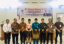 Dibuka Sekda Rohul, Ratusan ASN Rohul Memasuki Masa Purna Bhakti Ikuti Orientasi Sekda Rohul H Abdul Haris foto bersama dengan narasumber dan perwakilan ASN yang memasuki pensiun usai membuka orientasi