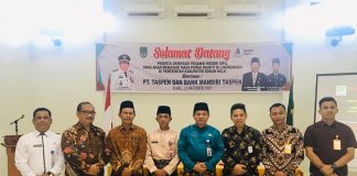 Dibuka Sekda Rohul, Ratusan ASN Rohul Memasuki Masa Purna Bhakti Ikuti Orientasi Sekda Rohul H Abdul Haris foto bersama dengan narasumber dan perwakilan ASN yang memasuki pensiun usai membuka orientasi