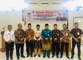 Dibuka Sekda Rohul, Ratusan ASN Rohul Memasuki Masa Purna Bhakti Ikuti Orientasi Sekda Rohul H Abdul Haris foto bersama dengan narasumber dan perwakilan ASN yang memasuki pensiun usai membuka orientasi