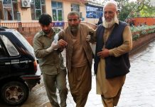 Puluhan Orang Tewas, Masjid di Afghanistan Dibom Saat Shalat Jumat Seorang korban cedera dibawa ke rumah sakit setelah ledakan menghantam sebuah masjid. - Reuters