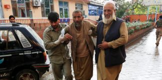 Puluhan Orang Tewas, Masjid di Afghanistan Dibom Saat Shalat Jumat Seorang korban cedera dibawa ke rumah sakit setelah ledakan menghantam sebuah masjid. - Reuters