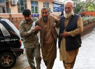 Puluhan Orang Tewas, Masjid di Afghanistan Dibom Saat Shalat Jumat Seorang korban cedera dibawa ke rumah sakit setelah ledakan menghantam sebuah masjid. - Reuters