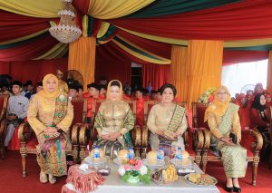 Ketua Tim Penggerak PKK Kabupaten Rohul (dua kiri), Ketua Bhayangkari Rohul Ny Evie Dasmin, Ketua Dharma Wanita Persatuan Rohul Hj Neti Herawati Haris, istri Ketua Pengadilan Negeri Pasirpengaraian Ny Sunoto saat hadiri upacara peringatan Hari Jadi ke 20 Kabupaten Rohul