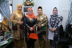 Ketua Tim Penggerak PKK Rohul Hj Peni Herawati Sukiman foto bersama dengan Anggota DPRD Riau Hj Septina Primawati Rusli, Ketua Dharma Wanita Persatuan Rohul Hj Neti Herawati Haris (kiri) dan Angota DPRD Rohul Hj Sumiartini (kanan)