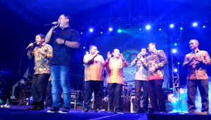 Bupati, Forkopimda, Sekda Rohul bersama Vokalis Wali Band duet bersama menghibur masyarakat Rohul dalam acara Hiburan Rakyat memeriahkan Hari Jadi ke 20 Kabupaten Rohul